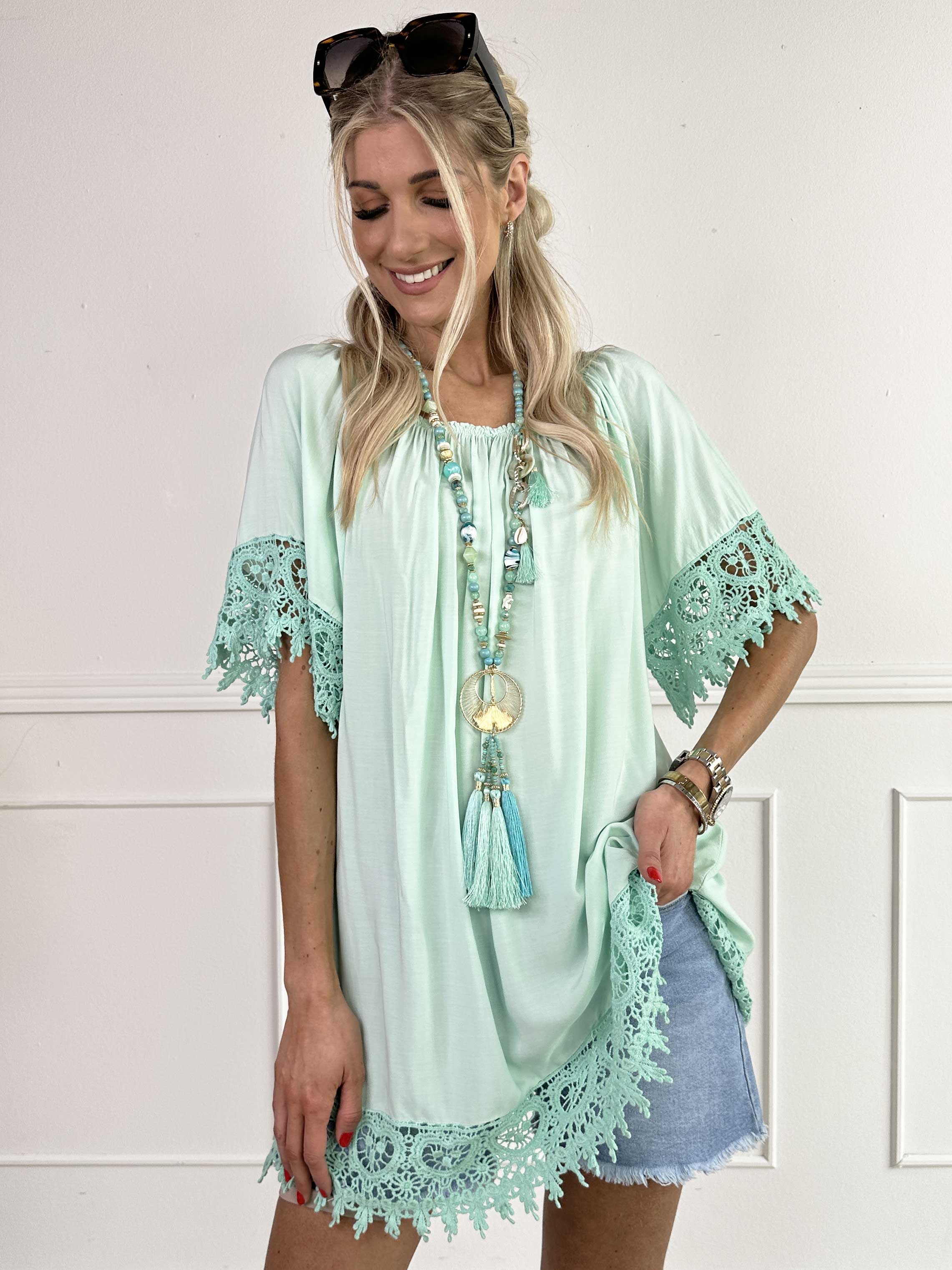 Carnelia - Söt tunikaklänning i viskos med broderade kanter